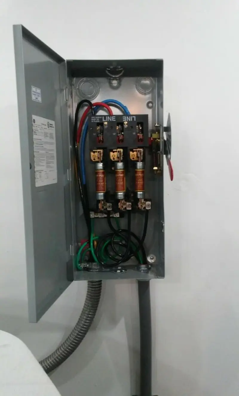 Three-phase disconnect switch installed for Smoke Detector Installation in Zapata