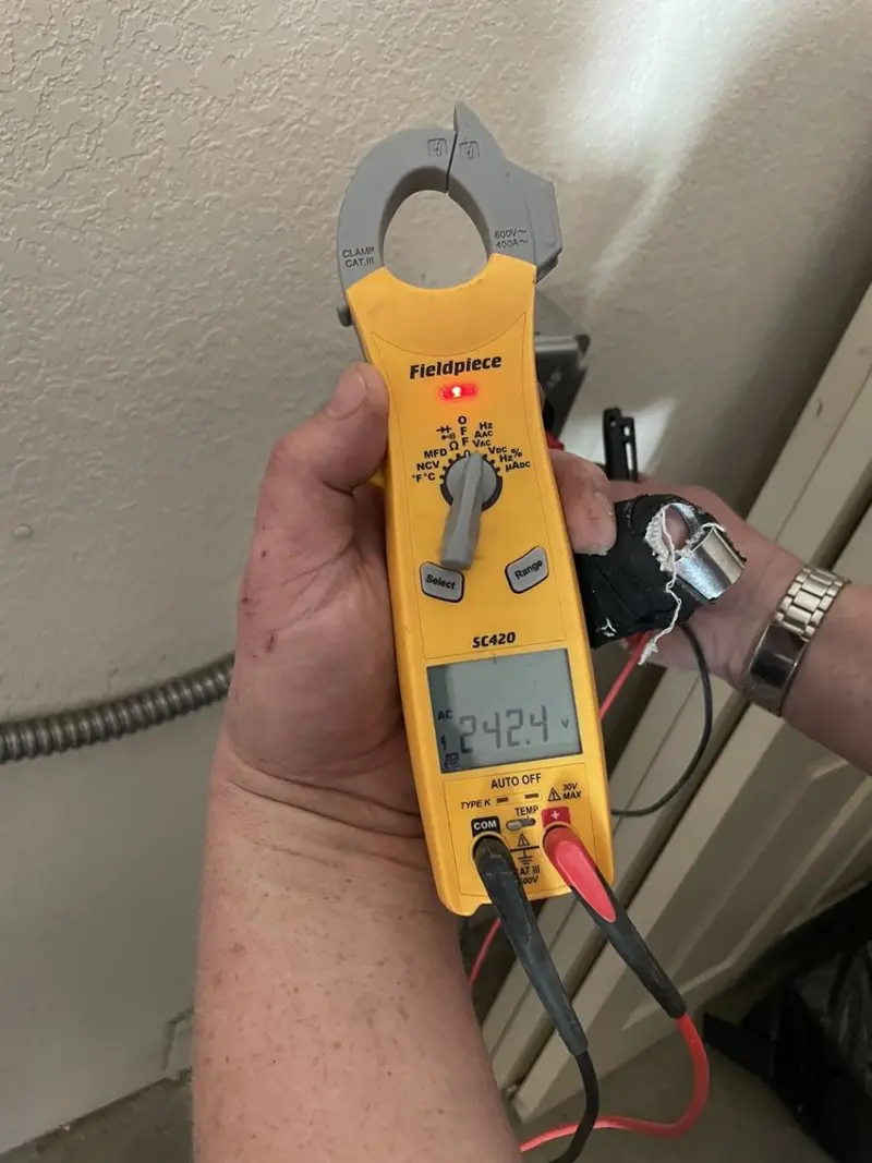 Voltage testing with clamp meter during Outlet Installation in Zapata